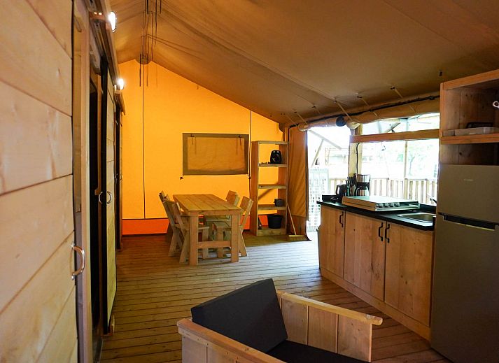 Verblijf 525310 - Tenthuis Twente - Safaritent 6 personen incl. sanitair aan het meer