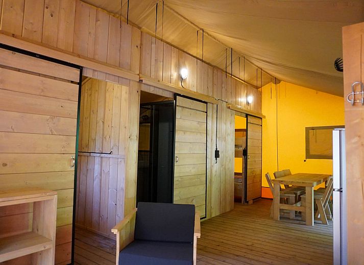 Verblijf 525310 - Tenthuis Twente - Safaritent 6 personen incl. sanitair aan het meer