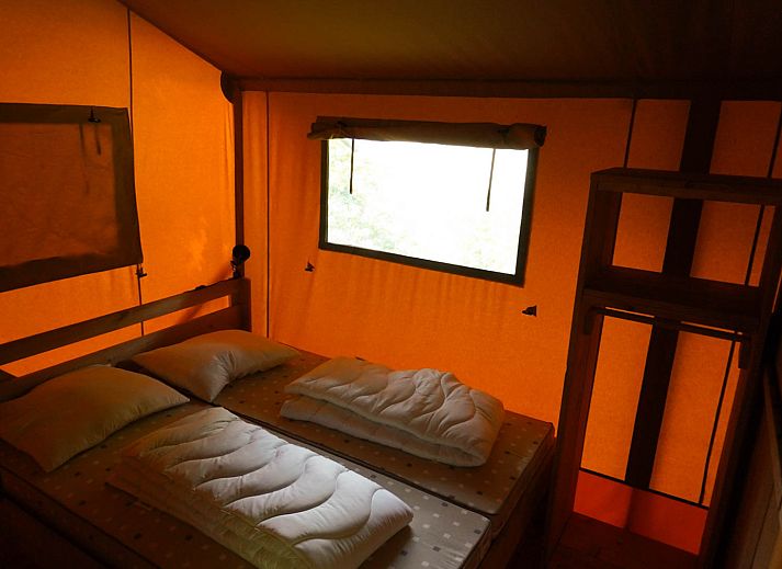 Verblijf 525310 - Tenthuis Twente - Safaritent 6 personen incl. sanitair aan het meer