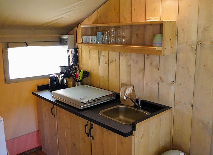 Guest house 525314 - Tent house Twente - Safaritent 5 personen incl. sanitair aan het meer