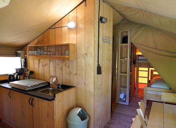 Guest house 525314 - Tent house Twente - Safaritent 5 personen incl. sanitair aan het meer