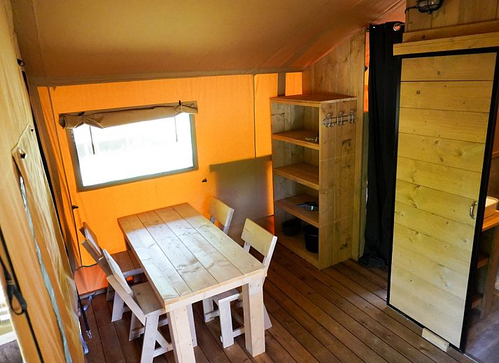 Guest house 525314 - Tent house Twente - Safaritent 5 personen incl. sanitair aan het meer