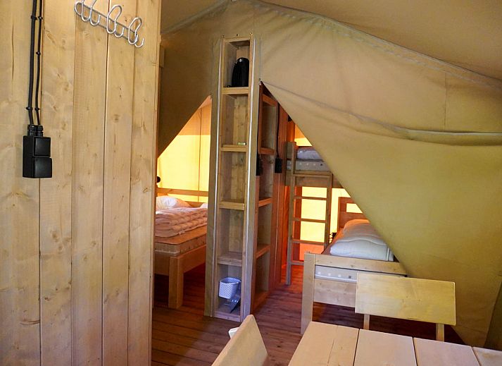 Guest house 525314 - Tent house Twente - Safaritent 5 personen incl. sanitair aan het meer