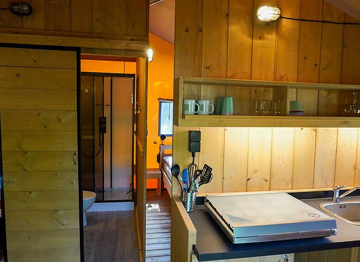 Guest house 525314 - Tent house Twente - Safaritent 5 personen incl. sanitair aan het meer