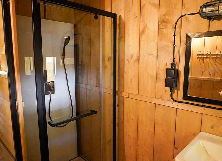 Guest house 525314 - Tent house Twente - Safaritent 5 personen incl. sanitair aan het meer