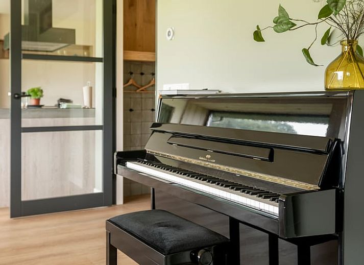 Stijlvolle binnenruimte van Vakantiehuis in Agelo met uitzicht op het landschap van Twente.