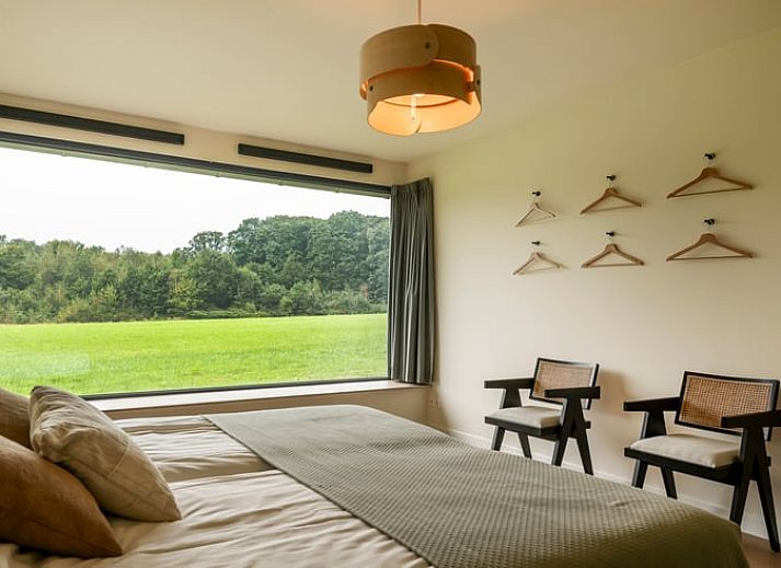 Gezellige eetkamer in Vakantiehuis in Agelo met uitzicht op de groene omgeving van Twente, Overijssel.