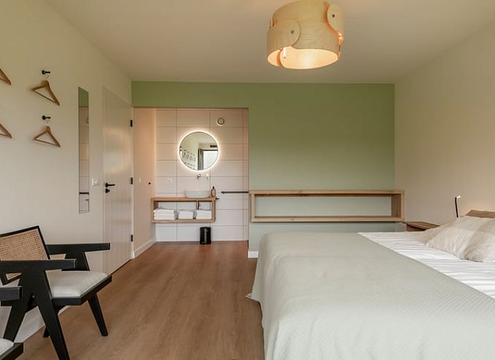 Gezellige eetkamer in Vakantiehuis in Agelo met uitzicht op de groene omgeving van Twente, Overijssel.