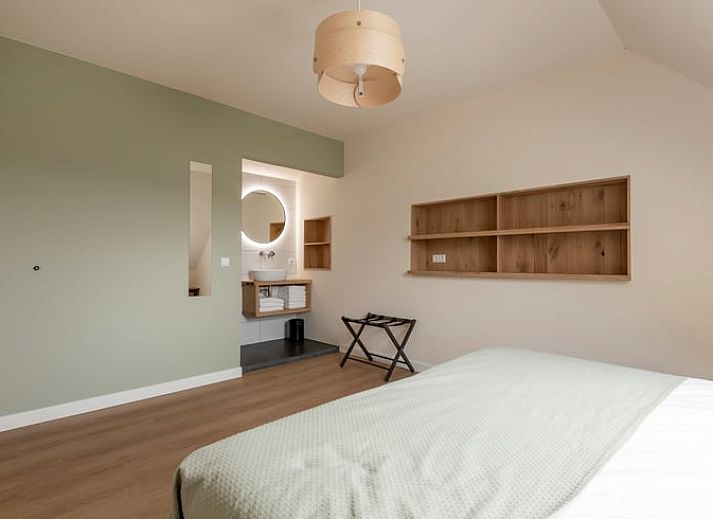 Gezellige eetkamer in Vakantiehuis in Agelo met uitzicht op de groene omgeving van Twente, Overijssel.