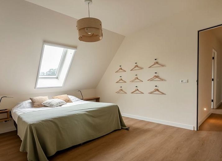 Gezellige eetkamer in Vakantiehuis in Agelo met uitzicht op de groene omgeving van Twente, Overijssel.