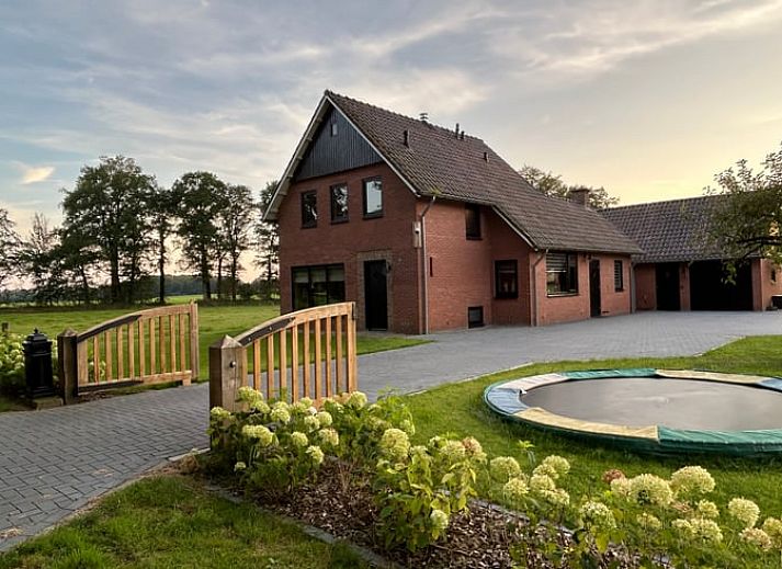 Vakantiehuisje in Agelo, gelegen in het schilderachtige Twente, Overijssel, met een ruime tuin en trampoline voor kinderen.