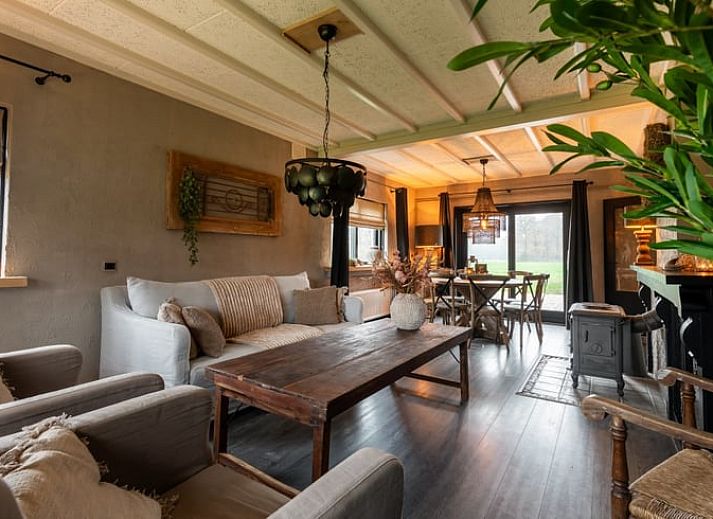 Uitzicht op grazende koeien vanuit Vakantiehuisje in Agelo, omgeven door de rustgevende natuur van Twente, Overijssel.