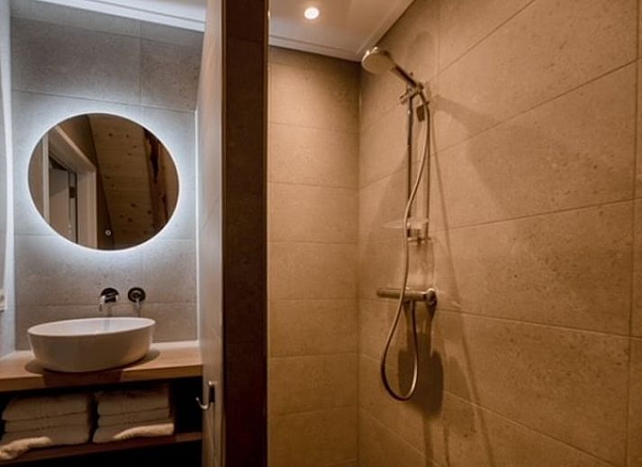 Interior of Huisje in Agelo, vacation home in Twente, Overijssel with wooden beams and artwork on the wall.