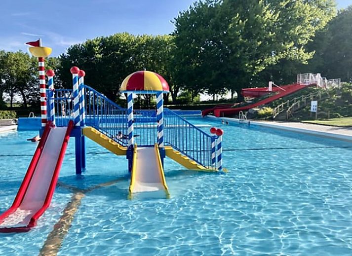 Modern kitchen in Cottage in Agelo, vacation home in Twente, Overijssel, with wooden beams and stylish decor for a cozy atmosphere.
