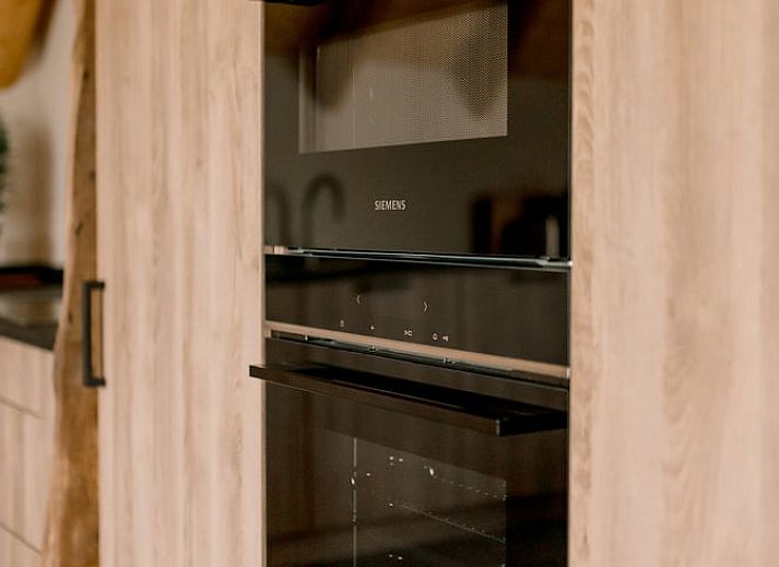 Moderne Kueche in Cottage in Agelo, Ferienhaus in Twente, Overijssel, mit Holzbalken und stilvollem Mobiliar fuer eine gemuetliche Atmosphaere.