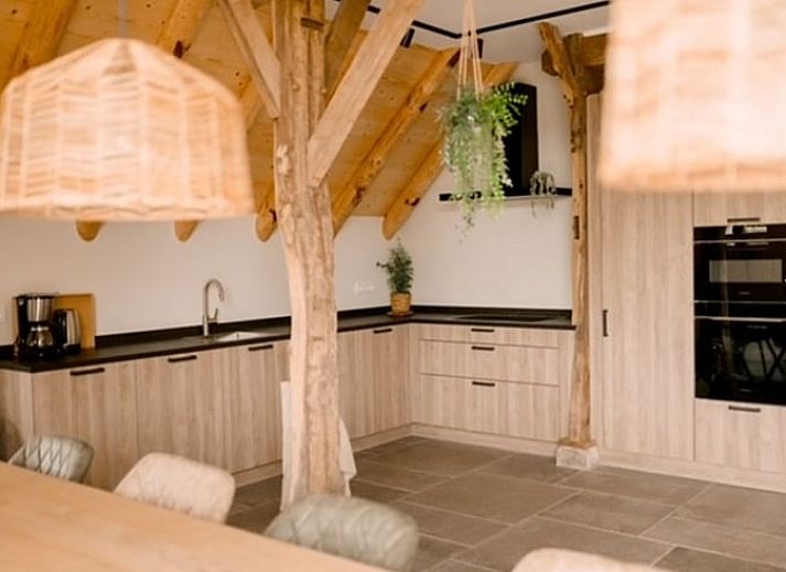 Moderne Kueche in Cottage in Agelo, Ferienhaus in Twente, Overijssel, mit Holzbalken und stilvollem Mobiliar fuer eine gemuetliche Atmosphaere.
