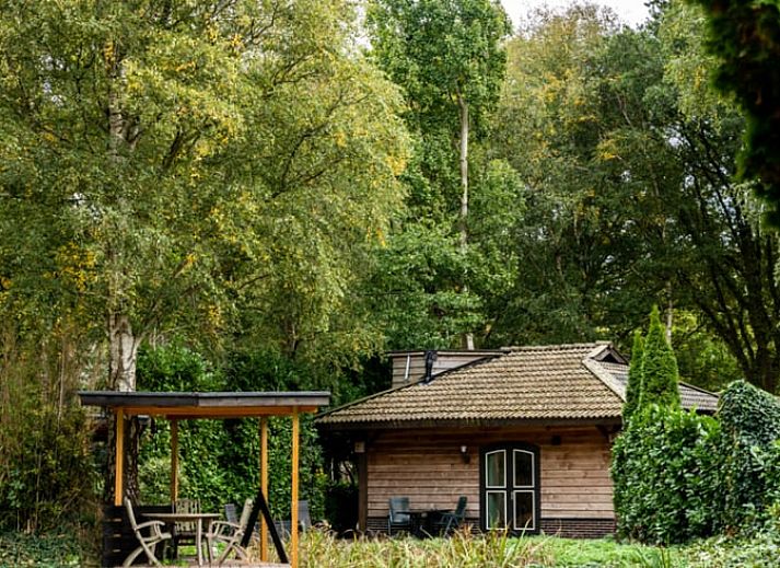 Rustiek vakantiehuis in Vroomshoop, Twente, omringd door groene natuur.