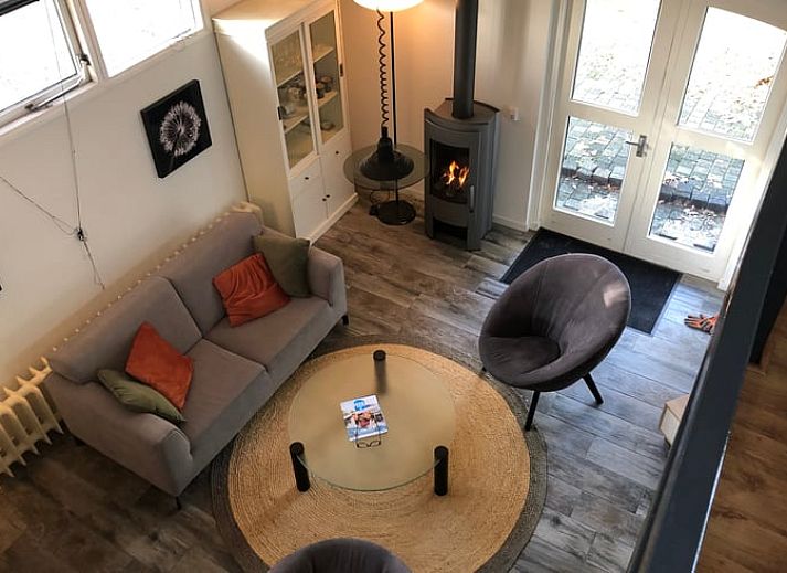 Sneeuwlandschap bij vakantiehuis in Vroomshoop, Twente, omgeven door winterse charme.