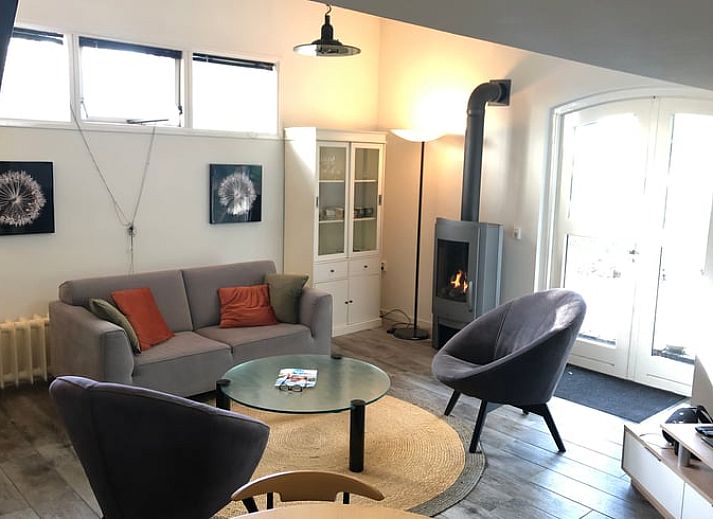 Sneeuwlandschap bij vakantiehuis in Vroomshoop, Twente, omgeven door winterse charme.