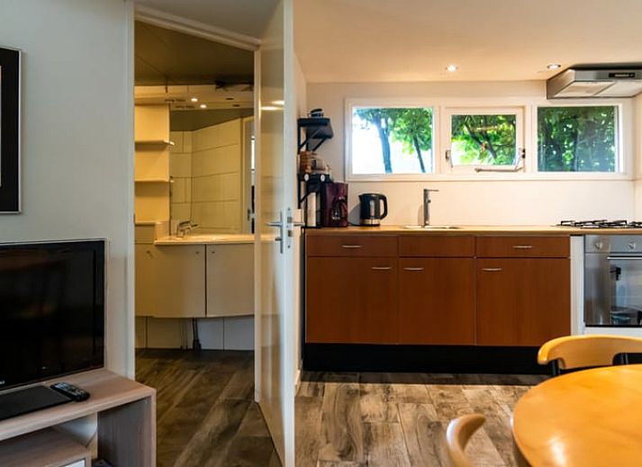 Sneeuwlandschap bij vakantiehuis in Vroomshoop, Twente, omgeven door winterse charme.