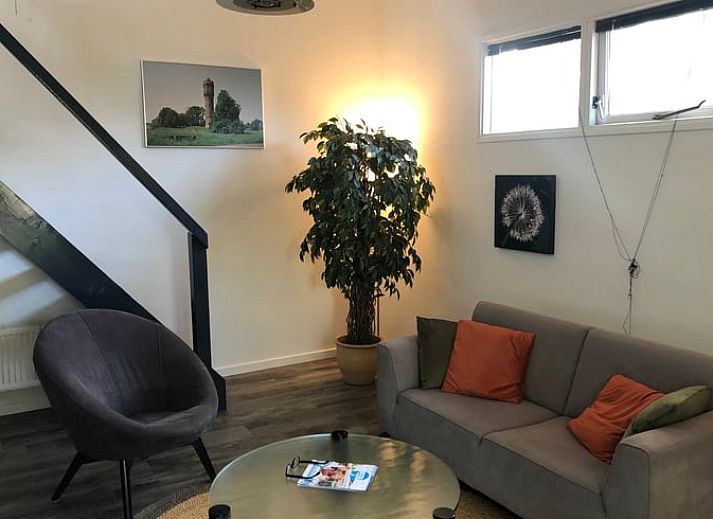 Sneeuwlandschap bij vakantiehuis in Vroomshoop, Twente, omgeven door winterse charme.