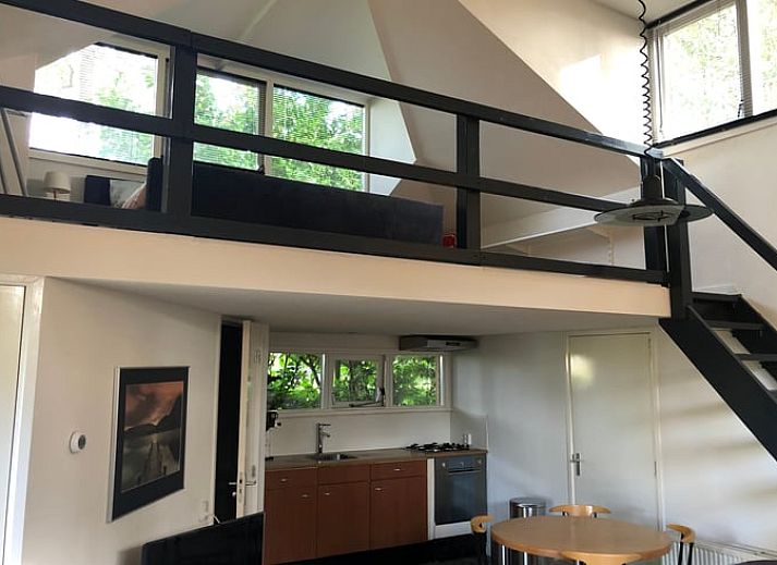 Sneeuwlandschap bij vakantiehuis in Vroomshoop, Twente, omgeven door winterse charme.