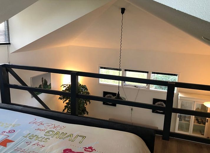 Gezellige woonkamer in vakantiehuis in Vroomshoop, Twente, met open haard.