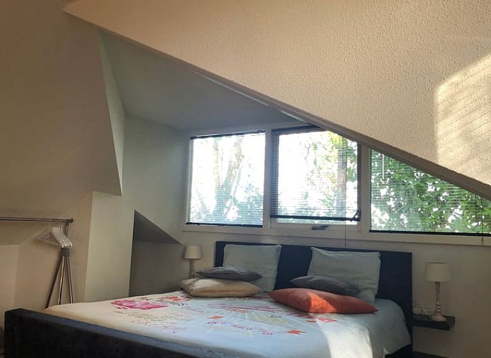 Gezellige woonkamer in vakantiehuis in Vroomshoop, Twente, met open haard.