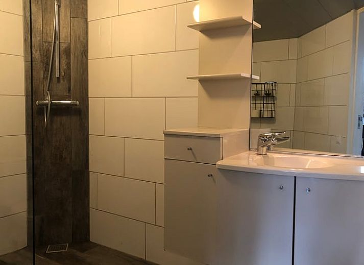 Gezellige woonkamer in vakantiehuis in Vroomshoop, Twente, met open haard.