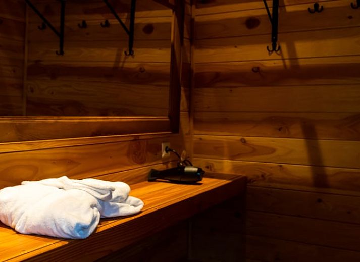 Lichte woonkamer met open haard in vakantiehuis in Vroomshoop, Twente.