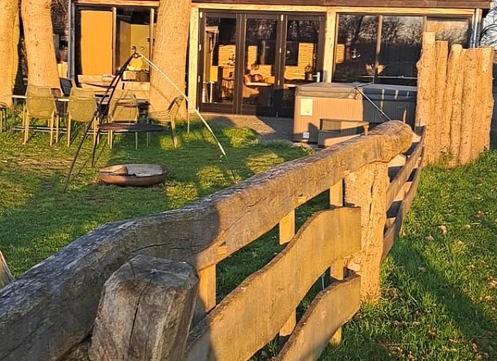 Gemuetliches Wohnzimmer mit Kamin im Ferienhaus in Glane, Twente, Overijssel.