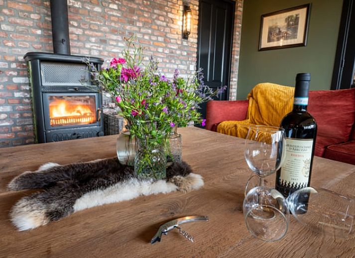 Gemuetliches Wohnzimmer mit Kamin im Ferienhaus in Glane, Twente, Overijssel.