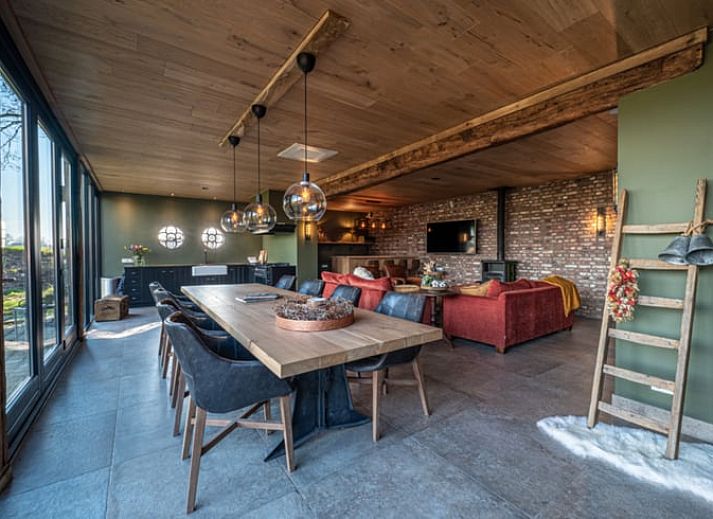 Gemuetliches Wohnzimmer mit Kamin im Ferienhaus in Glane, Twente, Overijssel.