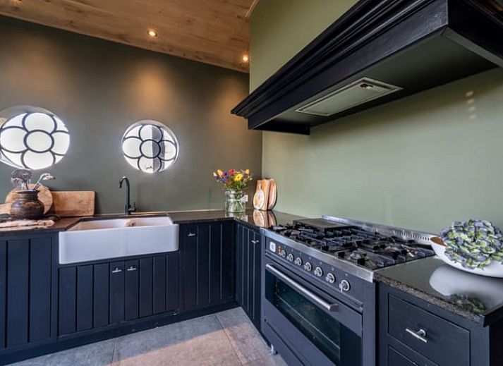 Gemuetliches Wohnzimmer mit Kamin im Ferienhaus in Glane, Twente, Overijssel.