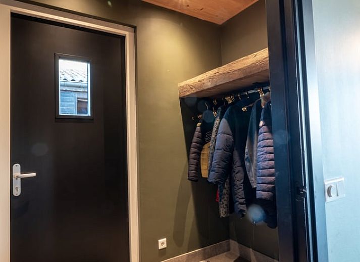 Geraeumiges, modern eingerichtetes Esszimmer in einem Ferienhaus in Glane, Twente, Overijssel.