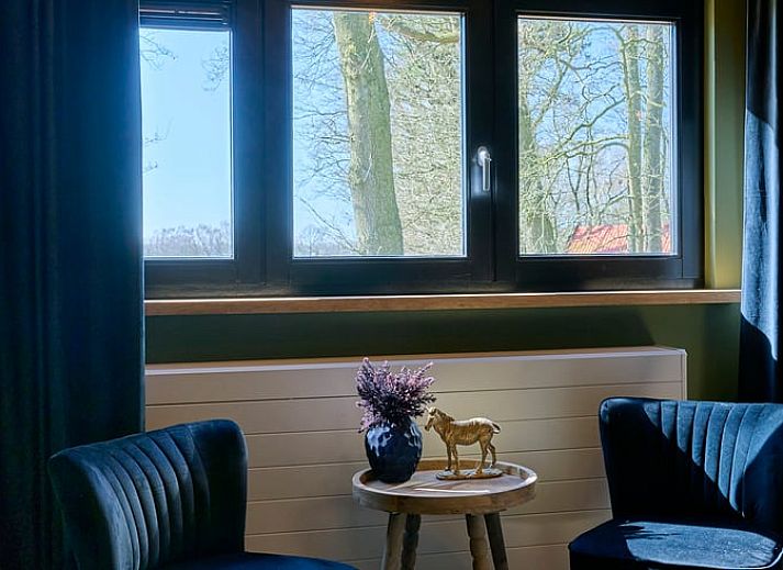 Stilvolles Esszimmer mit Blick auf die Natur im Ferienhaus in Glane, Twente, Overijssel.