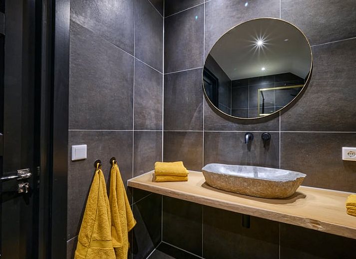 Stilvolles Esszimmer mit Blick auf die Natur im Ferienhaus in Glane, Twente, Overijssel.