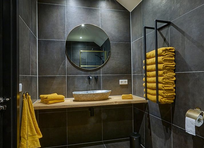 Stilvolles Esszimmer mit Blick auf die Natur im Ferienhaus in Glane, Twente, Overijssel.