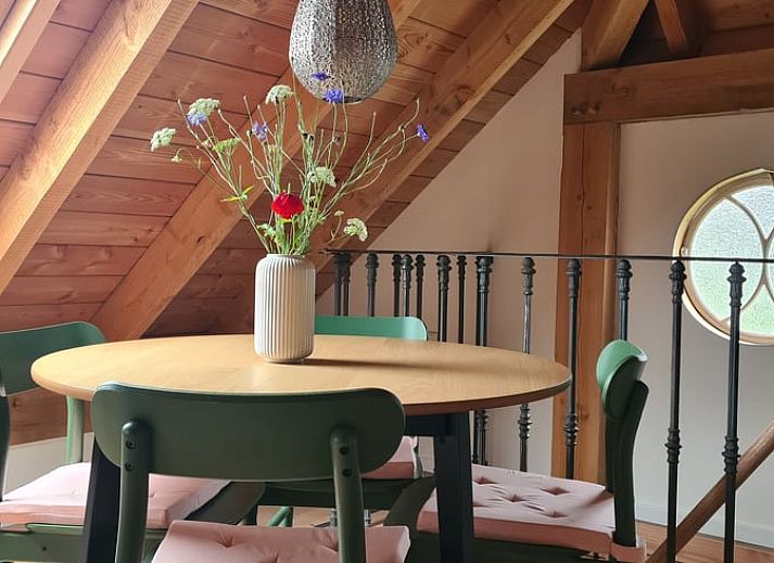 Rustige tuin bij Vakantiehuisje in Hengevelde, Twente met uitzicht op groen landschap.