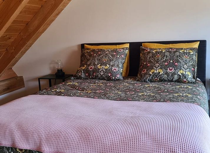 Rustige tuin bij Vakantiehuisje in Hengevelde, Twente met uitzicht op groen landschap.