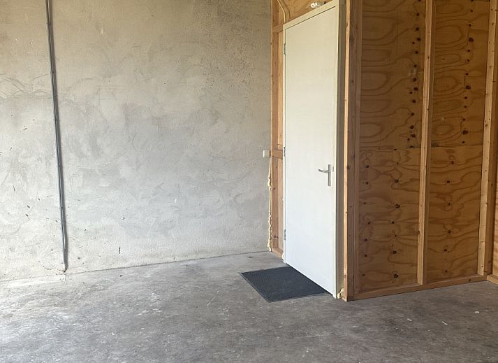 Gemuetliches Schlafzimmer im Ferienhaus OV436 in Hengevelde, Twente, mit bequemen Betten.