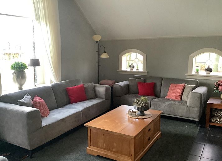 Gemuetliches Schlafzimmer im Ferienhaus OV436 in Hengevelde, Twente, mit bequemen Betten.