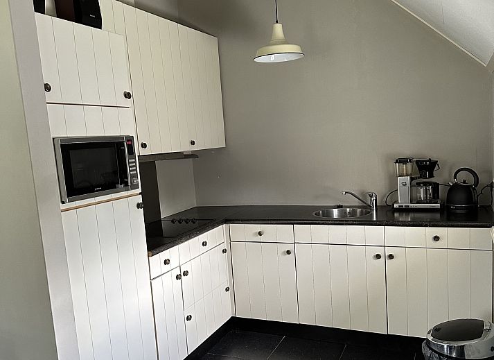 Gemuetliches Schlafzimmer im Ferienhaus OV436 in Hengevelde, Twente, mit bequemen Betten.