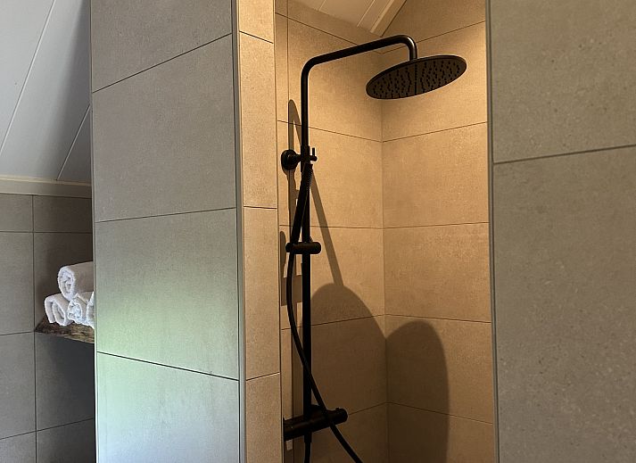 Stilvolles Badezimmer im Ferienhaus OV436 in Hengevelde, Twente mit modernen Annehmlichkeiten.