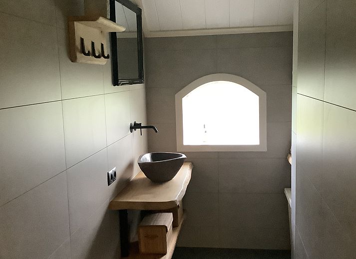 Stilvolles Badezimmer im Ferienhaus OV436 in Hengevelde, Twente mit modernen Annehmlichkeiten.