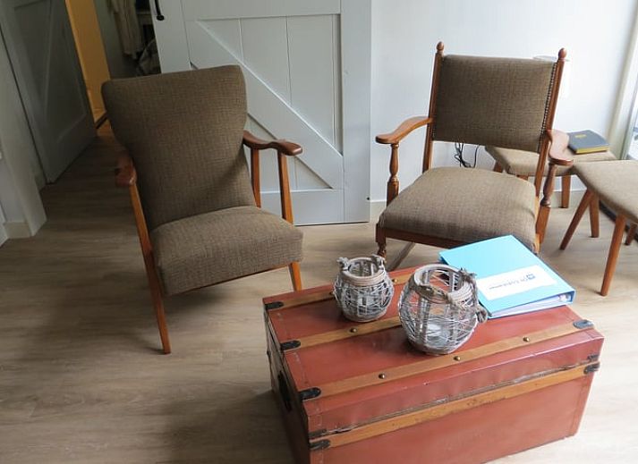 Geniessen Sie die sonnige Veranda des Ferienhauses in Boekelo, Twente, ideal zum Entspannen in der Natur.