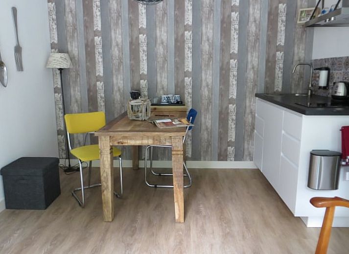 Geniessen Sie die sonnige Veranda des Ferienhauses in Boekelo, Twente, ideal zum Entspannen in der Natur.