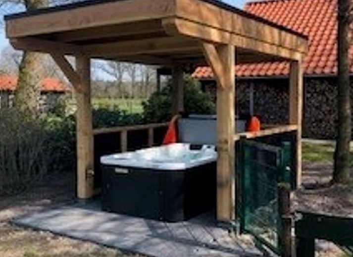 Stilvoller Innenraum im Ferienhaus in Boekelo, Enschede, mit bequemen Stuehlen und einer rustikalen Truhe.