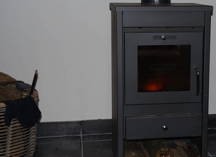 Rustieke vakantiewoning in Boekelo, Enschede met rode dakpannen, ideaal gelegen tussen weelderige bomen in het hart van Twente.