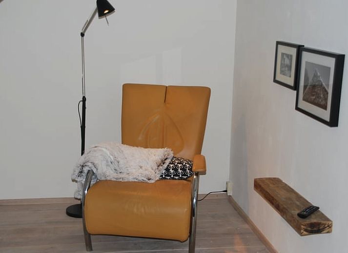 Sneeuw bedekt het vakantiehuisje in Boekelo, Enschede, een winterwonderland in Twente voor een gezellig verblijf in Overijssel.